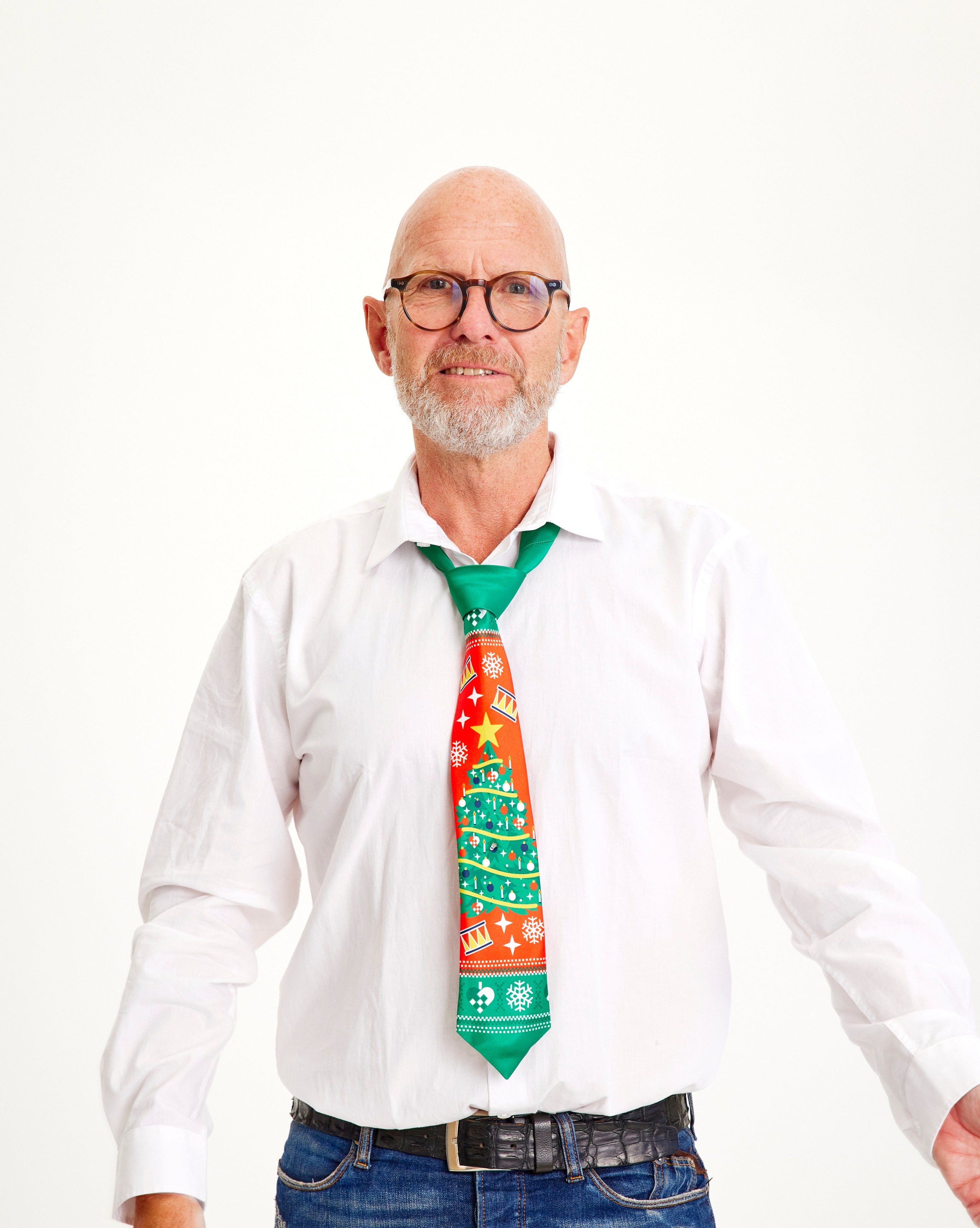 En man klädd i vit skjorta och röd och grön slips.